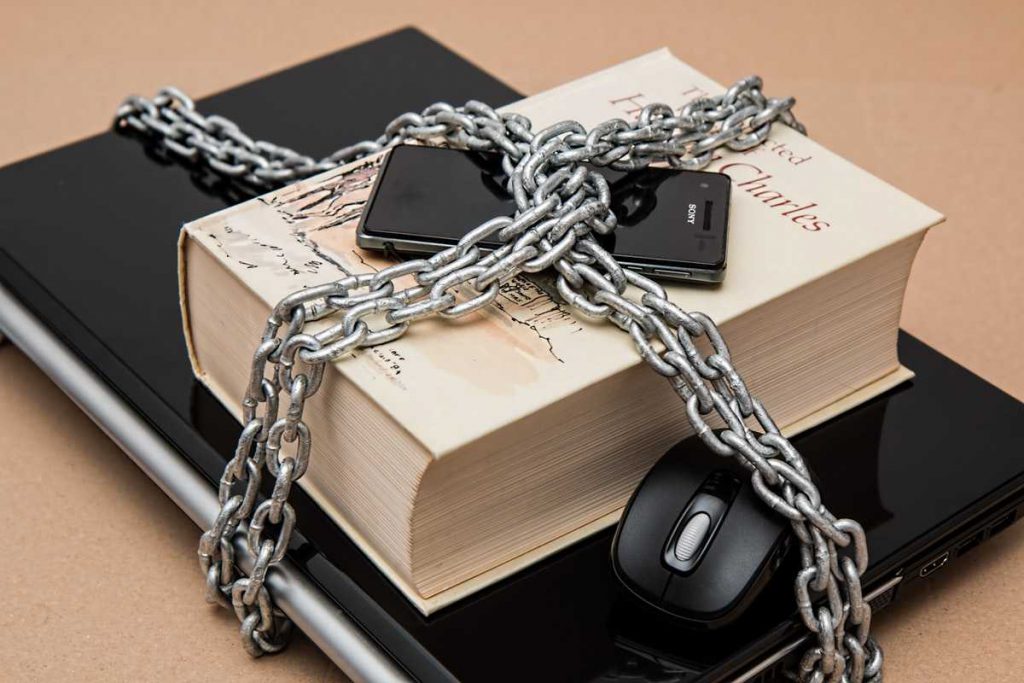 7 Travel Safety Tips protecting your stuff